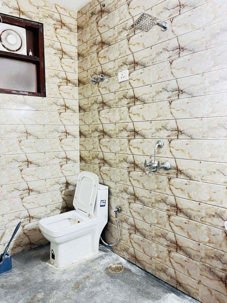 Bathroom, sainik farm 1 Bedroom 450 Sq.Ft. Apartment In Sainik Farm Delhi 10474661