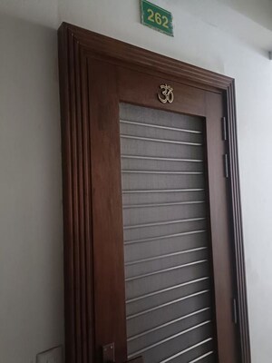 Room in Studio Apartment at Gaur Runway Suites, Gaur Yamuna City – for Rent
