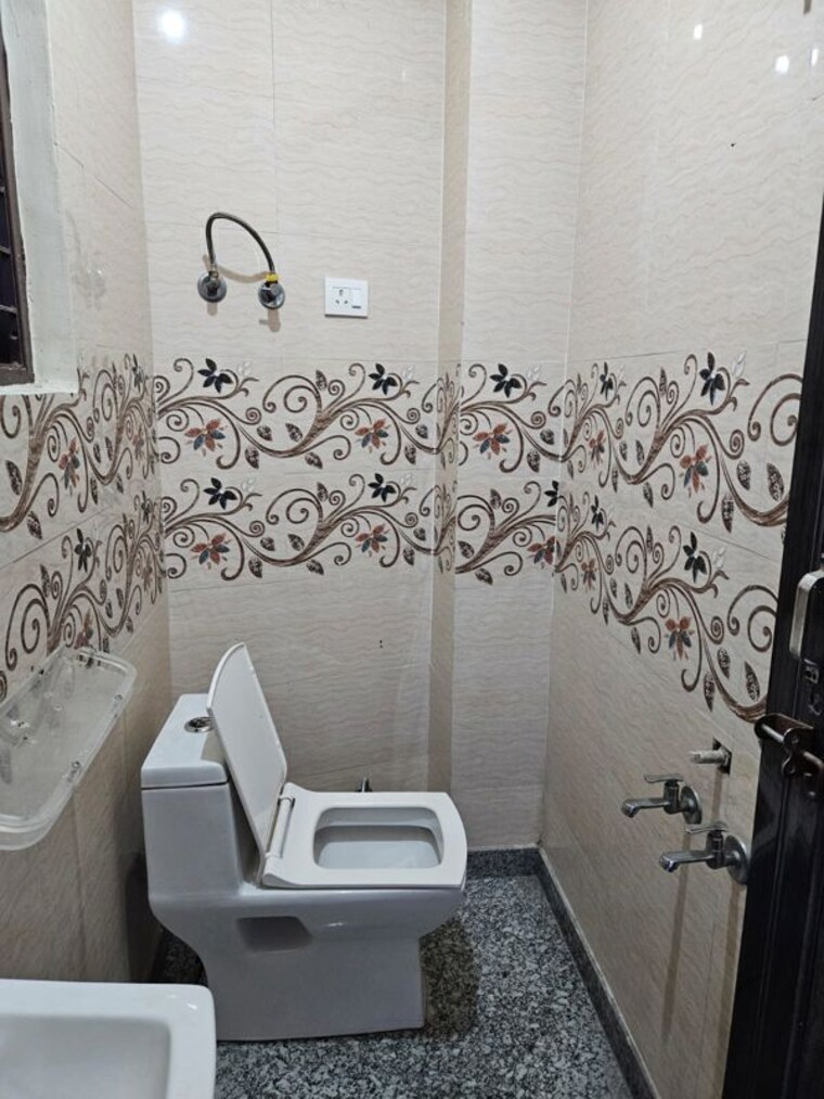 Bathroom, paryavaran complex 1 Bedroom 500 Sq.Ft. Builder Floor In Paryavaran Complex Delhi 10474755