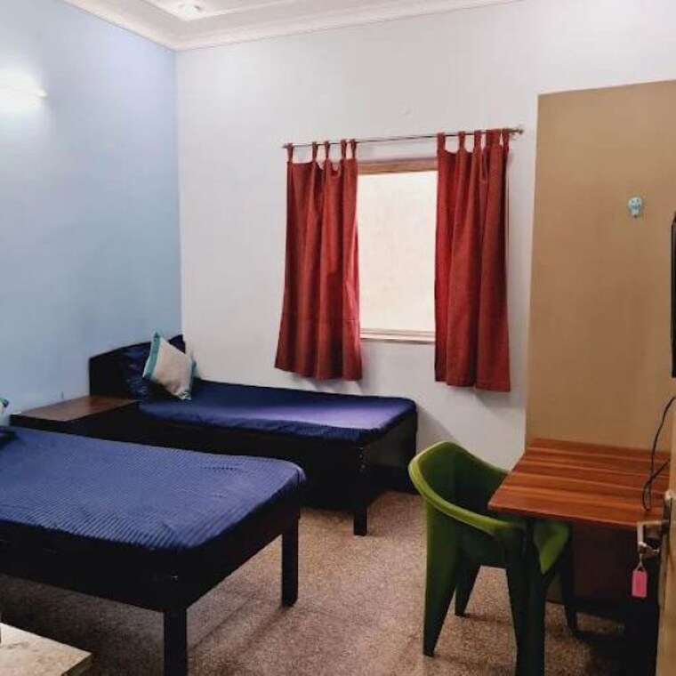 Room, sector 46 Pg For Boys & Girls In Sector 46 10474883