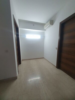 Room in 4 BHK Apartment at Emaar Emerald Floors Premier, Sector 65 – for Rent