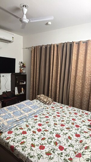 Bedroom in 3.5 BHK Builder Floor at BPTP Amstoria Plot, Sector 102 – for Sale