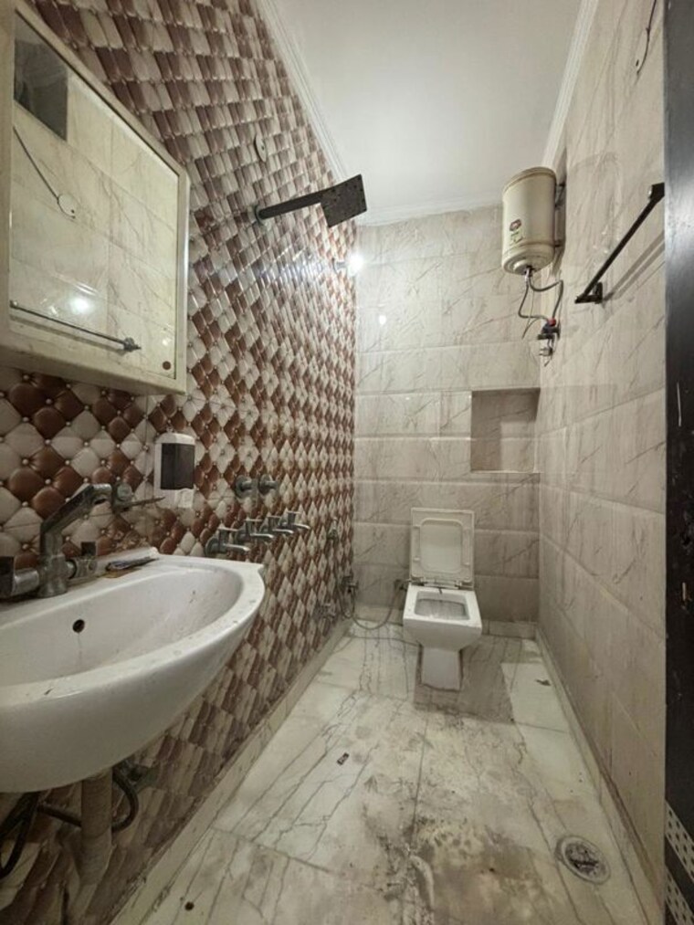 Bathroom, ramesh nagar 2 Bedroom 100 Sq.Yd. Builder Floor In Ramesh Nagar Delhi 10474386