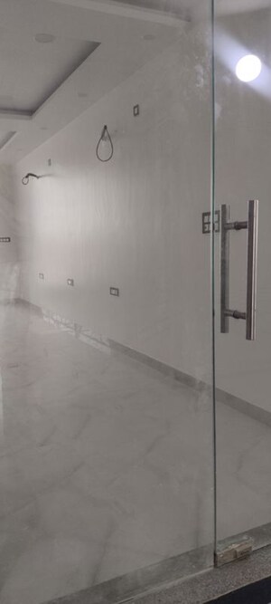 Room in  Office Space at Omaxe Sun, Sector 79 – for Rent