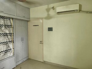Room in 1 BHK Apartment at Hiranandani Solitaire Studio Apartment, Ghodbunder Road – for Rent
