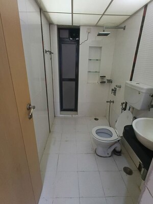 Bathroom in 2.5 BHK Apartment at Lokhandwala Sapphire Heights, Kandivali East – for Rent