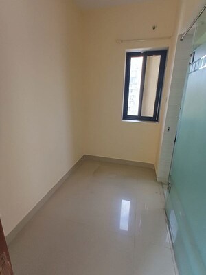 Room in 2.5 BHK Apartment at Lokhandwala Sapphire Heights, Kandivali East – for Rent