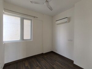 Room in 3.5 BHK Apartment at Conscient Heritage Max, Sector 102 – for Rent