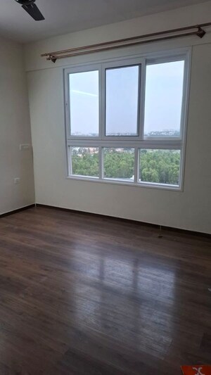 Room in 3 BHK Apartment at Godrej Aqua, International Airport Road – for Rent