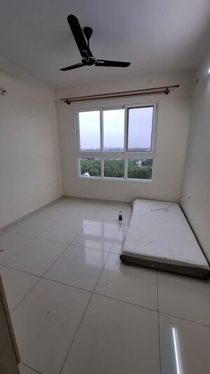 Room in 3 BHK Apartment at Godrej Aqua, International Airport Road – for Rent
