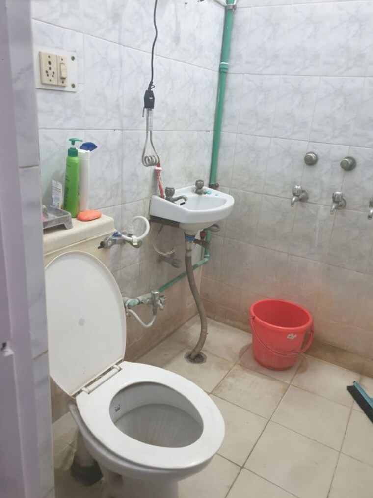 Bathroom, sector 14 1 RK 500 Sq.Ft. Independent House In Sector 14 Faridabad 10475294