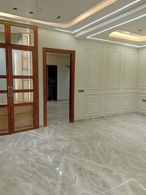 Room in 3.5 BHK Builder Floor at Huda – for Rent