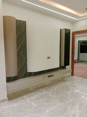 Room in 3.5 BHK Builder Floor at Huda – for Rent