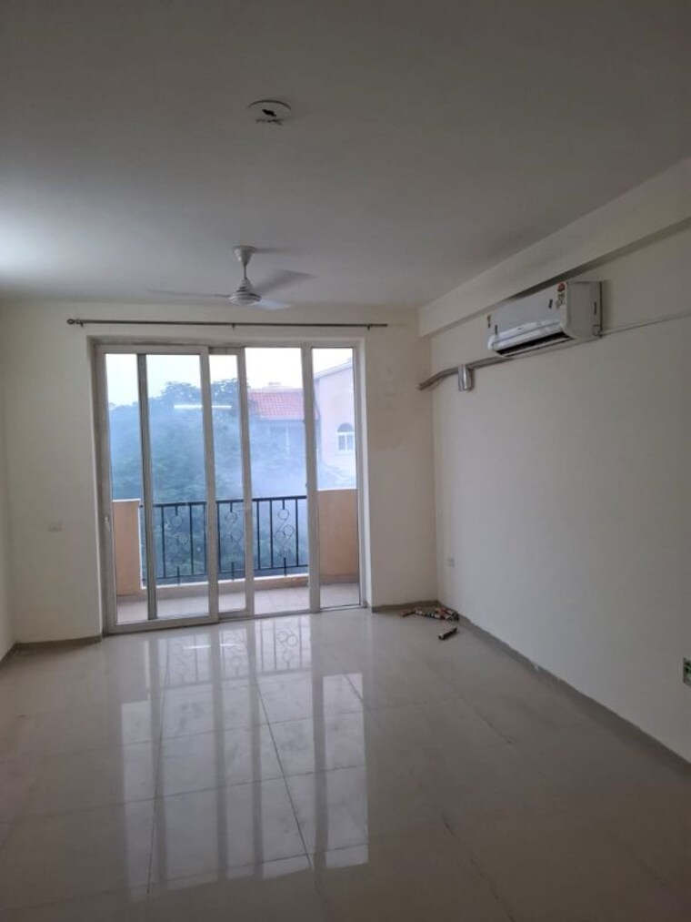 Room, emaar-emerald-hills-phase-2 3 Bedroom 1350 Sq.Ft. Apartment In Sector 65 Gurgaon 10475576