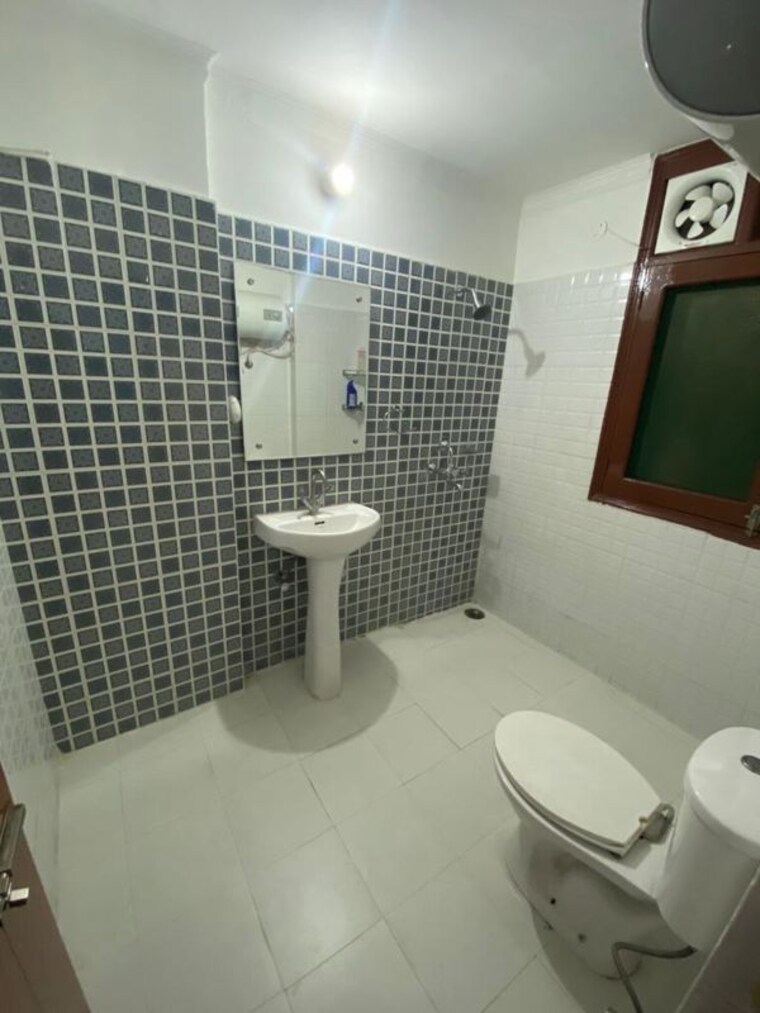 Bathroom, maya-garden-city 3 Bedroom 1852 Sq.Ft. Apartment In Lohgarh Zirakpur 10475234