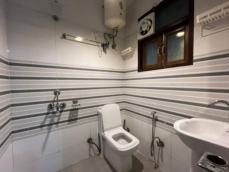 Bathroom, paryavaran complex 1 Bedroom 500 Sq.Ft. Builder Floor In Paryavaran Complex Delhi 10475616