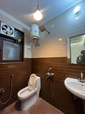 Bathroom in 1 BHK Builder Floor at Jawahar Nagar – for Rent