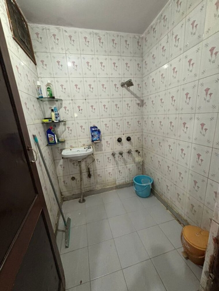 Bathroom, ramesh nagar 1 Bedroom 50 Sq.Yd. Builder Floor In Ramesh Nagar Delhi 10475602