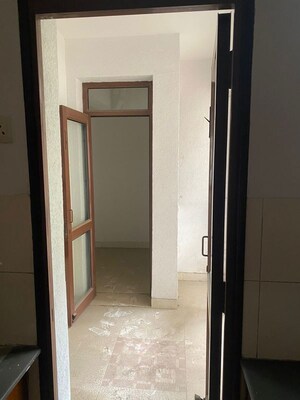Building Lobby in 2.5 BHK Builder Floor at Smart World Orchard, Sector 61 – for Rent