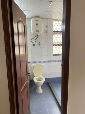 Bathroom in 2.5 BHK Builder Floor at Smart World Orchard, Sector 61 – for Rent