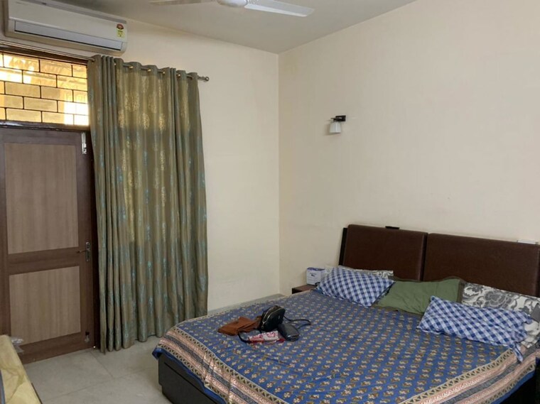 Bedroom, jawahar nagar 2 Bedroom 100 Sq.Yd. Builder Floor In Jawahar Nagar Delhi 10475789