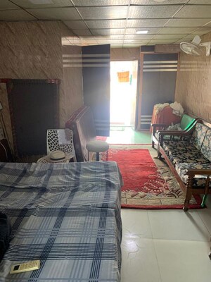 Living Room in 1 RK Builder Floor at Dlf Phase ii – for Rent