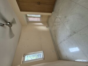 Room in 3.5 BHK Apartment at Mayur Vihar – for Rent