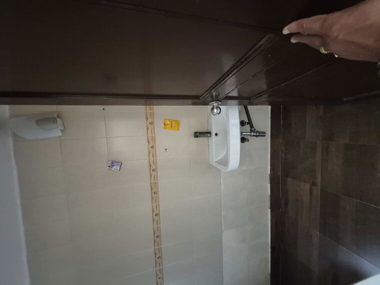 Washroom, mayur vihar 3.5 Bedroom 1350 Sq.Ft. Apartment In Mayur Vihar Delhi 10476103