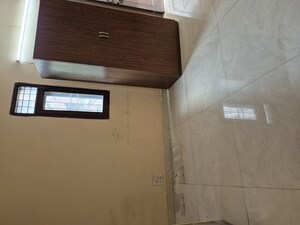 Furnished Amenities in 3.5 BHK Apartment at Mayur Vihar – for Rent