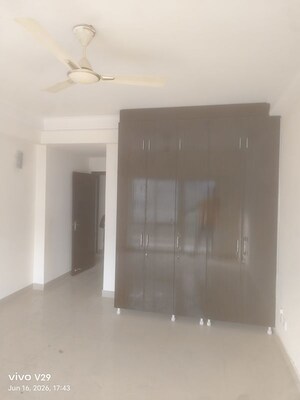Room in 3 BHK Apartment at Parsvnath Green Ville, Sector 48 – for Sale