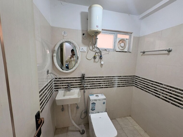 Bathroom, shree-vardhman-green-court 2 Bedroom 690 Sq.Ft. Apartment In Sector 90 Gurgaon 10476138