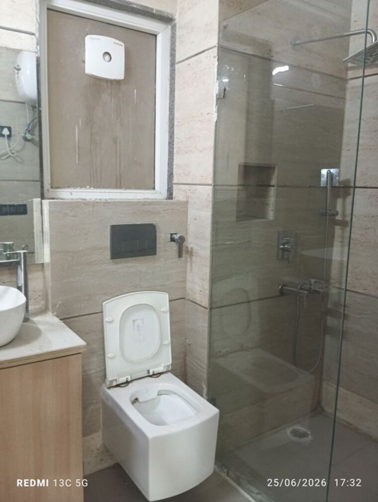 Bathroom, sector 63 3 Bedroom 1400 Sq.Ft. Builder Floor In Sector 63 Gurgaon 10476185
