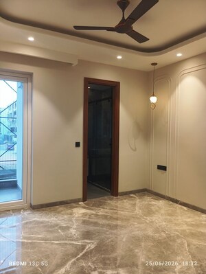 Room in 3 BHK Builder Floor at Sushant Lok Iii – for Rent