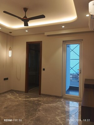 Room in 3 BHK Builder Floor at Sushant Lok Iii – for Rent