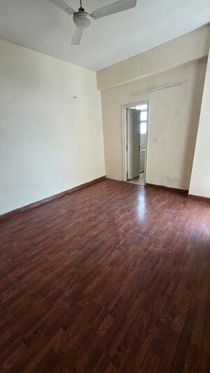 Room in 2.5 BHK Apartment at Eldeco Green Meadows, Pi Greater Noida – for Sale