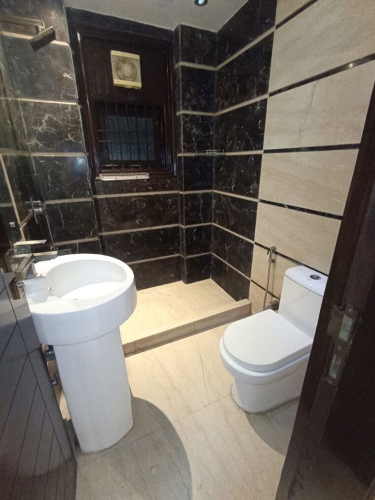 Bathroom, greater kailash i 3 Bedroom 1872 Sq.Ft. Builder Floor In Greater Kailash I Delhi 10476245