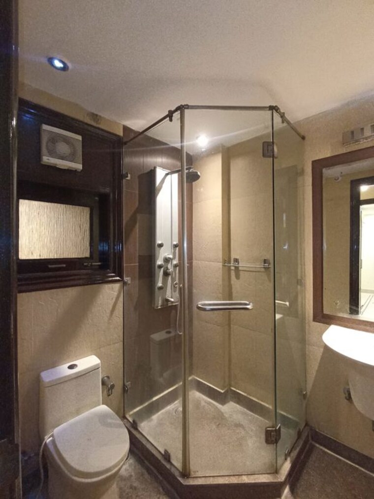 Bathroom, greater kailash i 3 Bedroom 1872 Sq.Ft. Builder Floor In Greater Kailash I Delhi 10476245