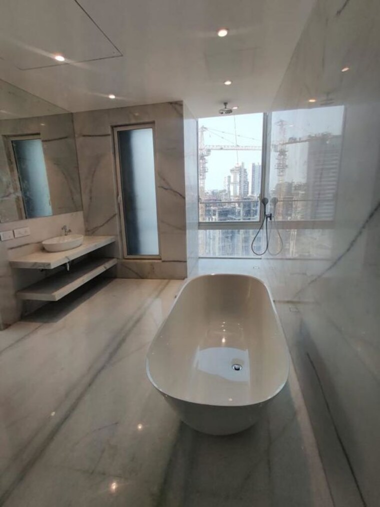 Bathroom, indiabulls-blu 6 Bedroom 5500 Sq.Ft. Apartment In Worli Mumbai 10476255