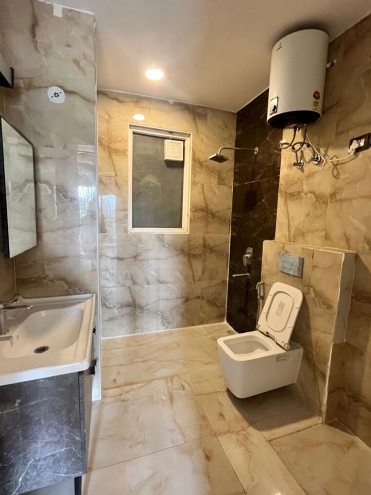 Bathroom, unitech-south-city-ii 4 Bedroom 2452 Sq.Ft. Builder Floor In Sector 50 Gurgaon 10476261