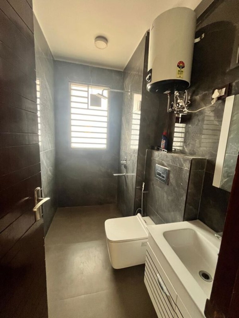 Bathroom, unitech-south-city-ii 4 Bedroom 2452 Sq.Ft. Builder Floor In Sector 50 Gurgaon 10476261