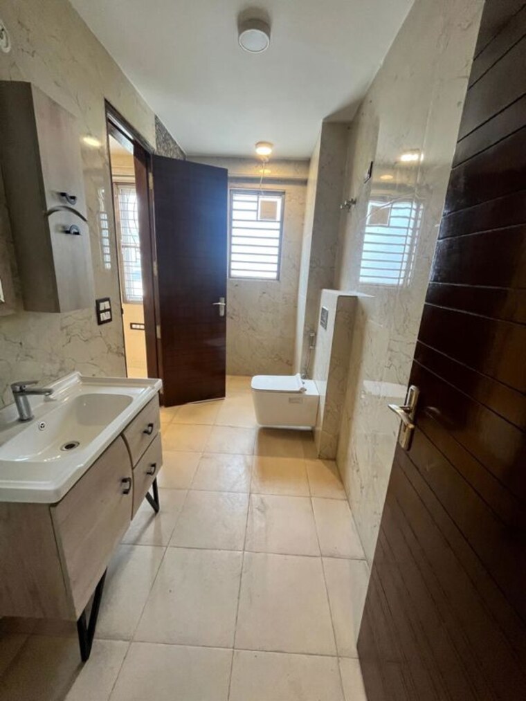 Bathroom, unitech-south-city-ii 4 Bedroom 2452 Sq.Ft. Builder Floor In Sector 50 Gurgaon 10476261
