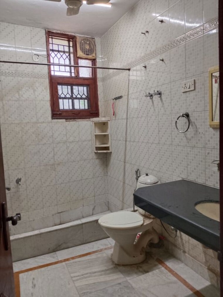 Bathroom, malviya nagar 3 Bedroom 1600 Sq.Ft. Builder Floor In Malviya Nagar Delhi 10476270