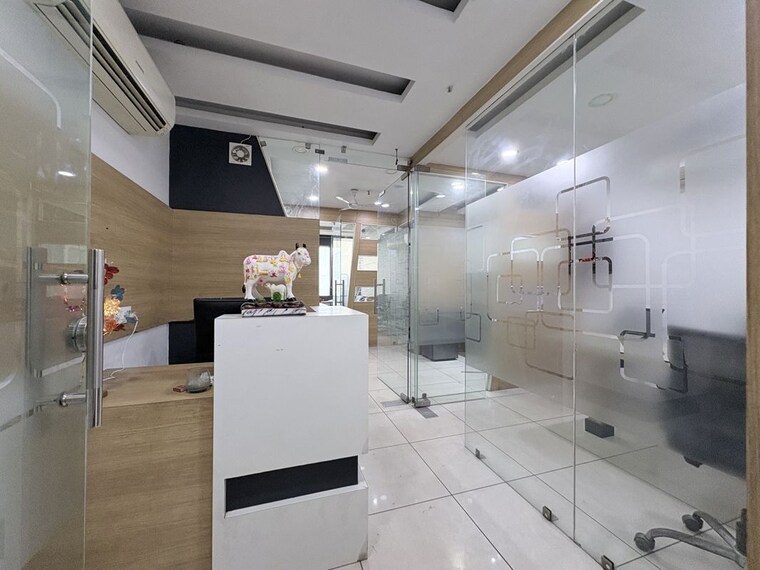 Team Area, netaji subhash place Commercial Office Space 750 Sq.Ft. In Netaji Subhash Place Delhi 10476380