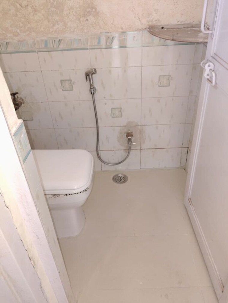 Bathroom, jawahar nagar 3 Bedroom 1500 Sq.Ft. Apartment In Jawahar Nagar Delhi 10476386