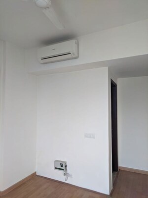 Room in 3.5 BHK Apartment at Unitech Escape, Sector 50 – for Rent