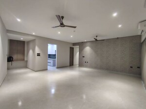 Room in 4 BHK Apartment at Lokhandwala Infrastructure Minerva, Mahalaxmi – for Rent