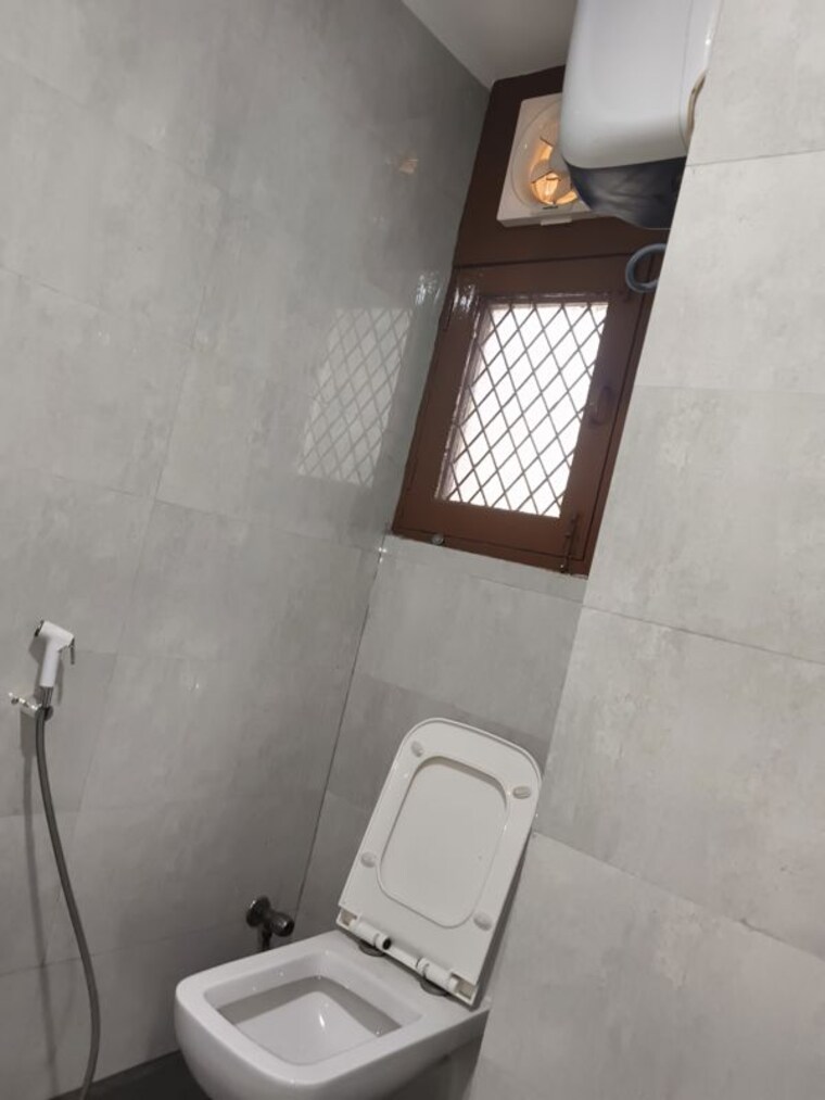 Bathroom, purvanchal-panchahuli 2.5 Bedroom 1150 Sq.Ft. Apartment In Sector 61 Noida 10476532
