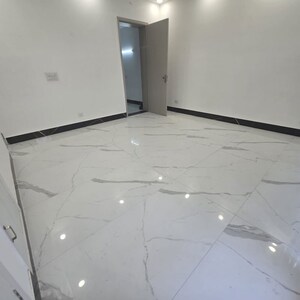Room in 2 BHK Builder Floor at Dlf Phase I – for Rent