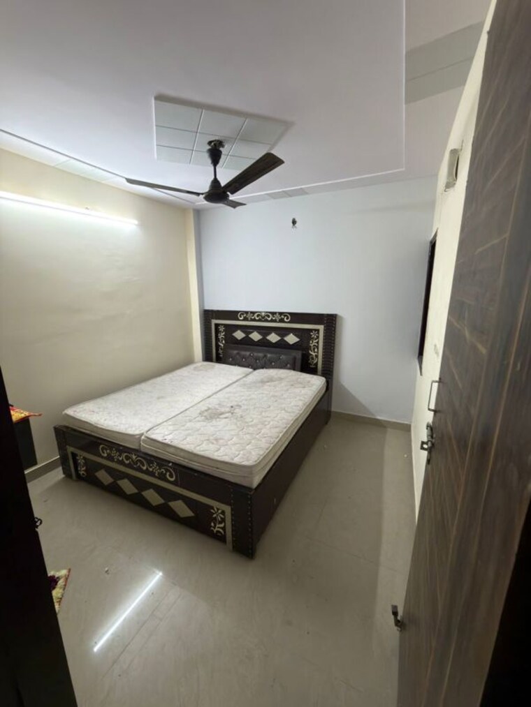 Room, dwarka mor 2 Bedroom 60 Sq.Yd. Builder Floor In Dwarka Mor Delhi 10476831