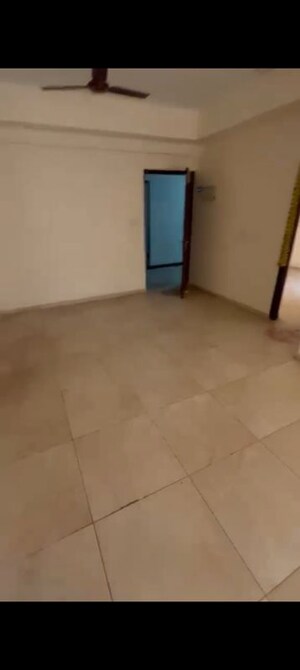 Room in 3 BHK Apartment at Himalaya Pride, Tech Zone 4 Greater Noida – for Rent